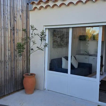 Studio Tout Equipe Avec Parking Isle Sur La Sorgue L'Isle-sur-la-Sorgue Exterior photo
