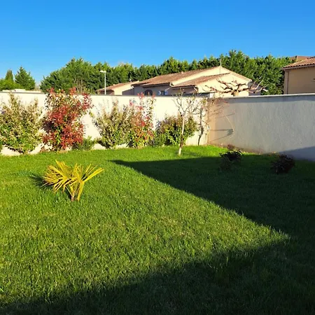 Studio Tout Equipe Avec Parking Isle Sur La Sorgue L'Isle-sur-la-Sorgue Exterior photo