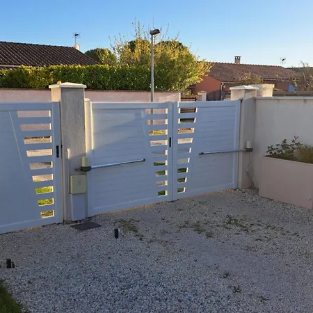 Studio Tout Equipe Avec Parking Isle Sur La Sorgue L'Isle-sur-la-Sorgue Exterior photo