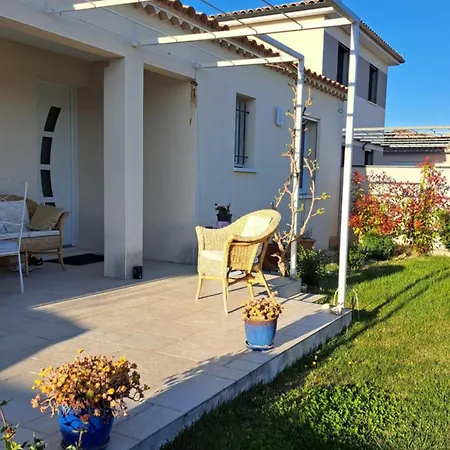 Studio Tout Equipe Avec Parking Isle Sur La Sorgue L'Isle-sur-la-Sorgue Exterior photo